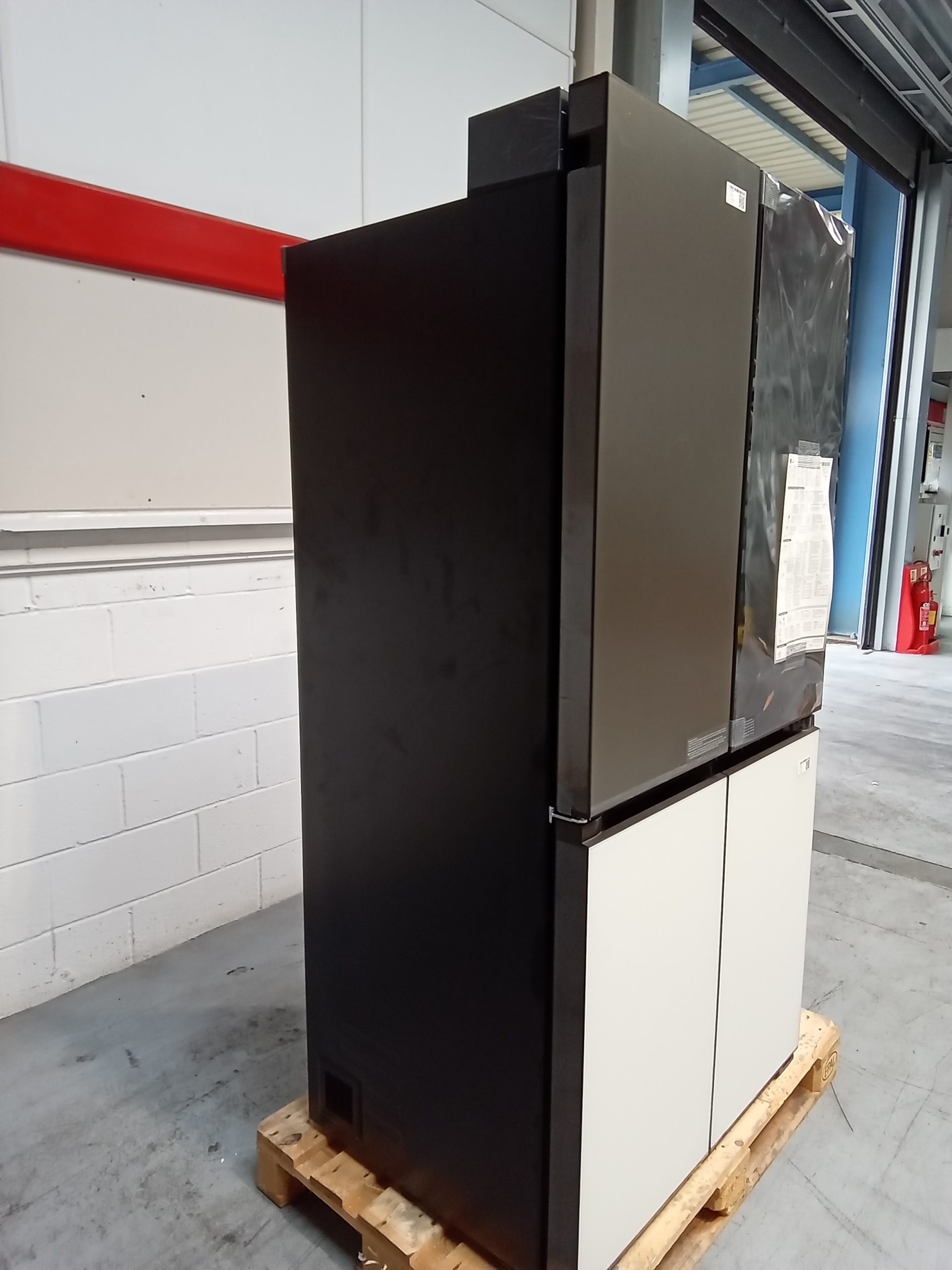 LG GMV960NNME 617L 617L MoodUP™ Multi-Door Fridge Freezer, Colour Changing LED 5 Side and front angle of the fridge freezer showing the flat dark side panel and recessed door handle