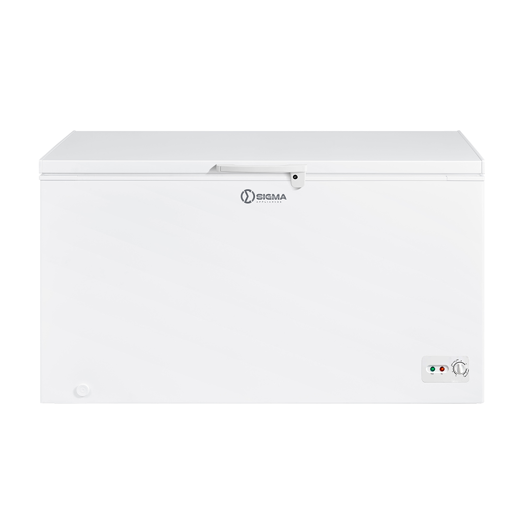 White Sigma SCF-450W chest freezer from the front, with a recessed lid handle, the Sigma badge below it, a thermostat dial with two indicator lights at the lower right and a small round drain cap at the lower left